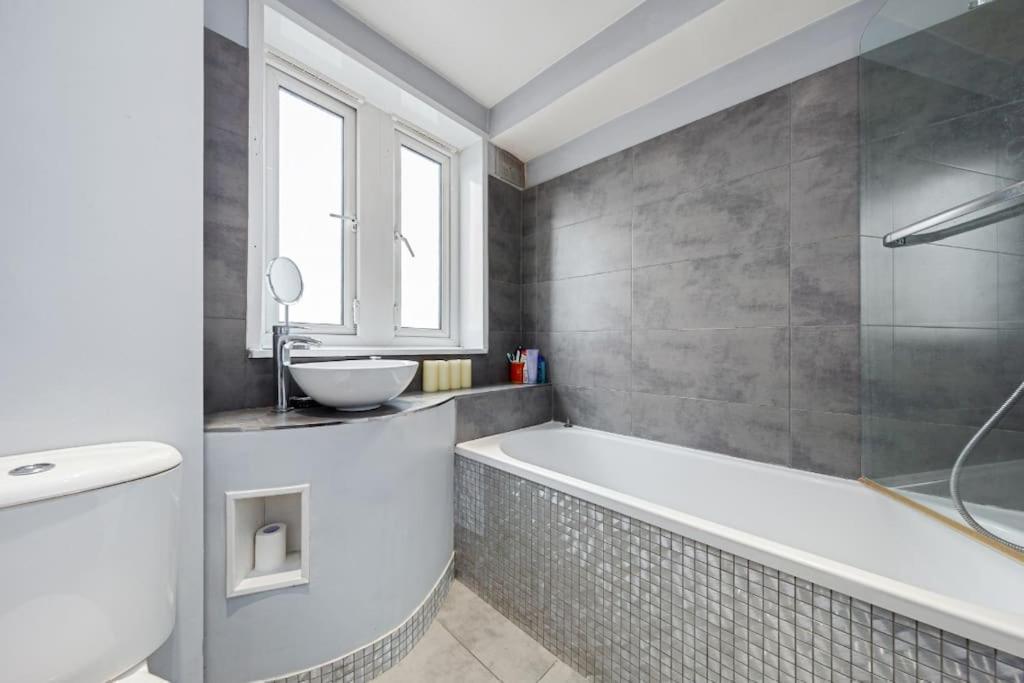 Top Floor 1 Bedroom Apartment With Views Over Londra Esterno foto